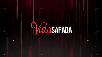 Safadinha ganhou um brinquedinho novo de um fã e foi usar pra ele ver