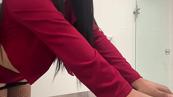 Sexo loco de pie en el baño de la oficina con la tetona cachonda acaba en corrida interna y orgasmo