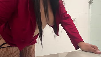 Sexo loco de pie en el baño de la oficina con la tetona cachonda acaba en corrida interna y orgasmo