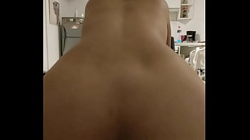 Cabalgando sobre un morenito hasta correrme en su gran polla