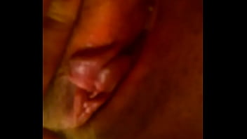 Exibindo a buceta linda gozando