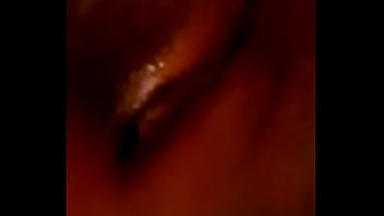 Exibindo a buceta linda gozando