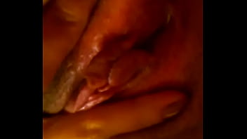 Exibindo a buceta linda gozando