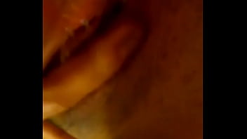 Exibindo a buceta linda gozando