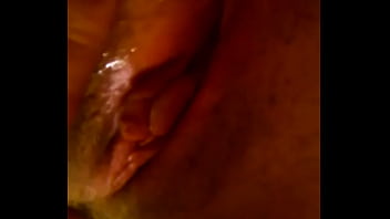 Exibindo a buceta linda gozando