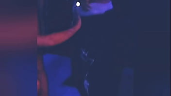 Fazendo sexo com 2 homens no palco do swing