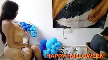 En halloween la hermosa y tetona madrastra tiene sexo lésbico con su hijastra culona delante del esposo