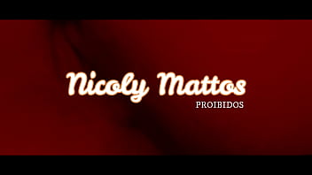 Mulher sensual fumando e provocando os vizinhos do apartamento da frente