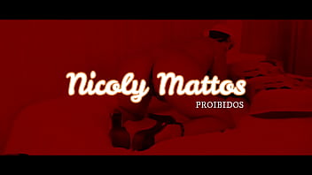 Mulher sensual fumando e provocando os vizinhos do apartamento da frente