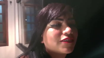 Mulher sensual fumando e provocando os vizinhos do apartamento da frente