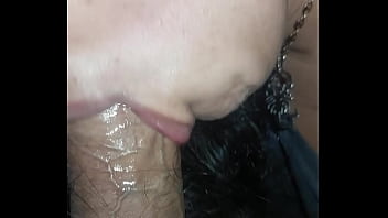 Terminando el día con una mamada y metiéndose leche en la boca