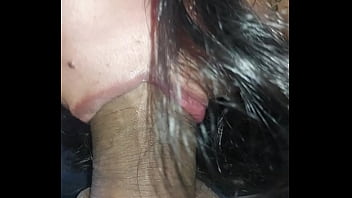 Terminando el día con una mamada y metiéndose leche en la boca Terminando el día con una mamada y metiéndose leche en la boca