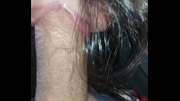 Terminando el día con una mamada y metiéndose leche en la boca Terminando el día con una mamada y metiéndose leche en la boca