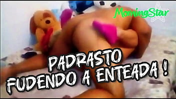 Comendo a garota no quarto dela