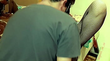 Cuando no sabes usar los muebles eróticos pero sabes ponerte de perrita