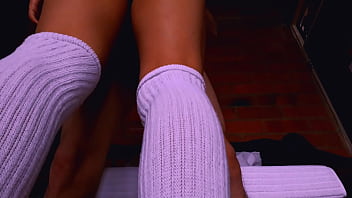 El estudiante y la hermanastra se miraron con deseo