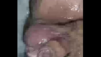 Gretala filma il cazzo in acqua