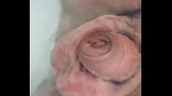 Gretala filma il cazzo in acqua