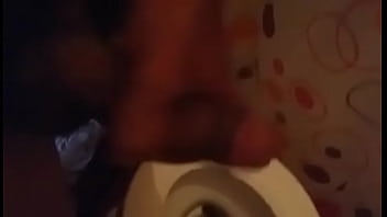 Punheta no banheiro do anônimo