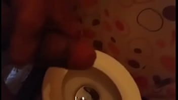 Punheta no banheiro do anônimo