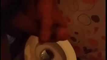 Punheta no banheiro do anônimo