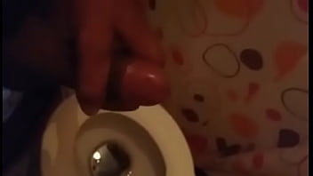 Punheta no banheiro do anônimo