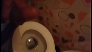 Punheta no banheiro do anônimo