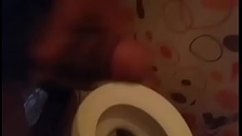 Punheta no banheiro do anônimo