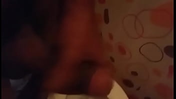 Punheta no banheiro do anônimo