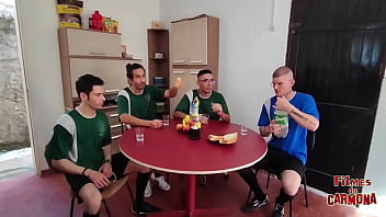 Esposa safada chupa o time de futebol depois do jogo