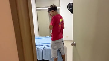 Hijastro que haces masturbandote con mis calzones madrastra culona le cumple fantasia a su hijastro