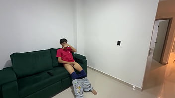 Hijastro que haces masturbandote con mis calzones madrastra culona le cumple fantasia a su hijastro