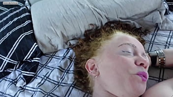 Eu vou chupando minha amiga enquanto meu marido chega do trabalho pra fuder nos duas