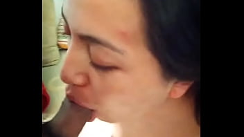 Sexo facil con mi vecina es una puta y la pongo a mamar verga