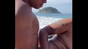 Amigas procuravam um pau para sentar enquanto cornos bebiam sem dar atenção dei o que elas tanto queriam uma grande rola pt 2