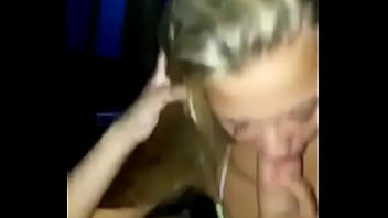 Loira safada pagando boquete