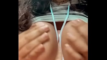 Chilena disfrutando consolador con la boca