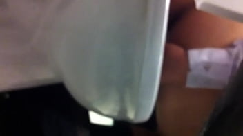 Espiando A Modelo En El Baño thumbnail