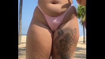 Deixei O Cara Da Um Tapa Na Minha Bunda Na Praia E Ele Tirou O Pau Pra Fora Fiquei Assustada Mas No Final Cai De Boca thumbnail