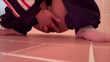 男性が汗だくになった身体を全身舐めたいです。変態な女子大生に育ってしまいました。今日もオナニーします。