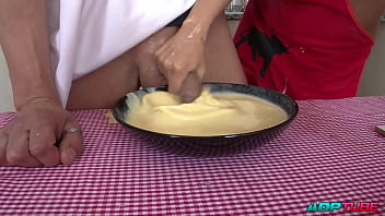 Follando el culo perfecto de aris dark mientras cocinamos parte 1