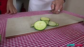 Follando el culo perfecto de aris dark mientras cocinamos parte 1