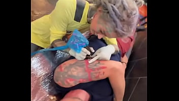 Tattooing jason steel ️ what’s your favorite tattooing experience #tattoosession #jasonsteel #inkedartistry