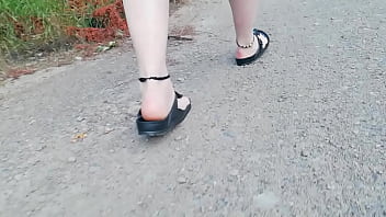 Spaziergang in der natur in birkenstock