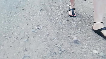 Spaziergang in der natur in birkenstock