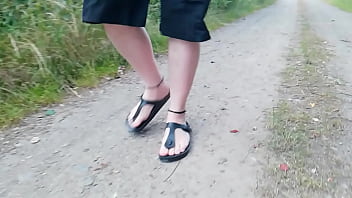 Spaziergang in der natur in birkenstock