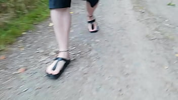 Spaziergang in der natur in birkenstock