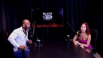 Ruiva safada mostra seu cu depois de dizer que o esposo sugeriu a entrada no meio liberal gosta de pau grande e grosso e não assiste as cenas bruna ferrari watch sheer red