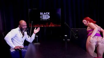 Ruiva safada mostra seu cu depois de dizer que o esposo sugeriu a entrada no meio liberal gosta de pau grande e grosso e não assiste as cenas bruna ferrari watch sheer red