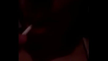 Botando pirulito na buceta